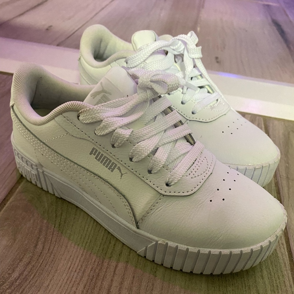 White puma sneakers.